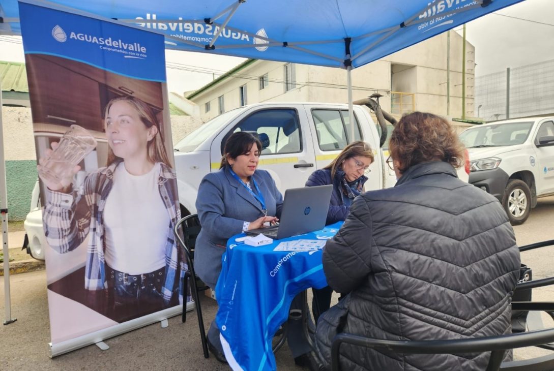 Aguas del Valle atiende las consultas de los vecinos del sector de Tierras Blancas