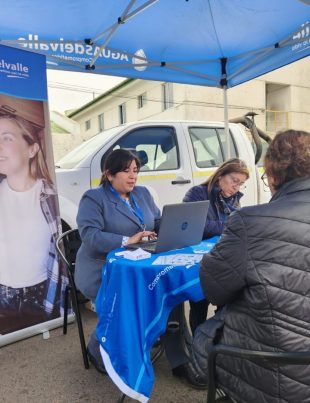 Aguas del Valle atiende las consultas de los vecinos del sector de Tierras Blancas