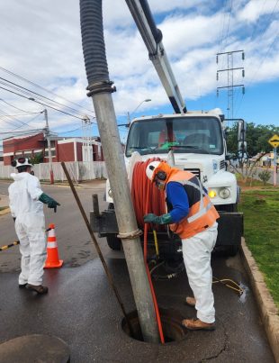 Más de mil metros de colectores se limpian de manera preventiva en Ovalle por el Plan de Invierno de Aguas del Valle