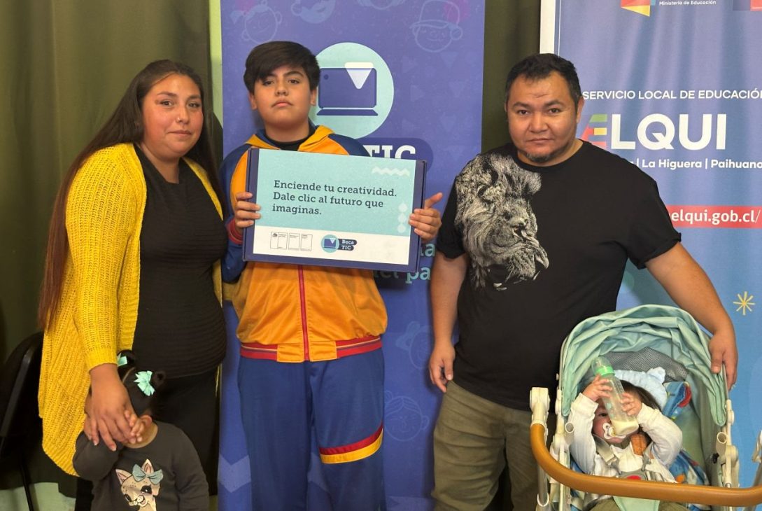 247 estudiantes de Vicuña reciben computadores con software educativos y de educación vial