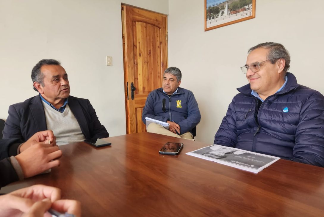 Aguas del Valle y alcalde de Punitaqui coordinan cronograma de obras en calle Caupolicán