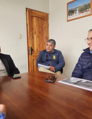 Aguas del Valle y alcalde de Punitaqui coordinan cronograma de obras en calle Caupolicán