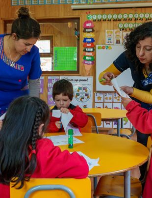 Conoce a los 16 párvulos ganadores que visitarán el Centro Espacial de Inglaterra por su buena asistencia a clases