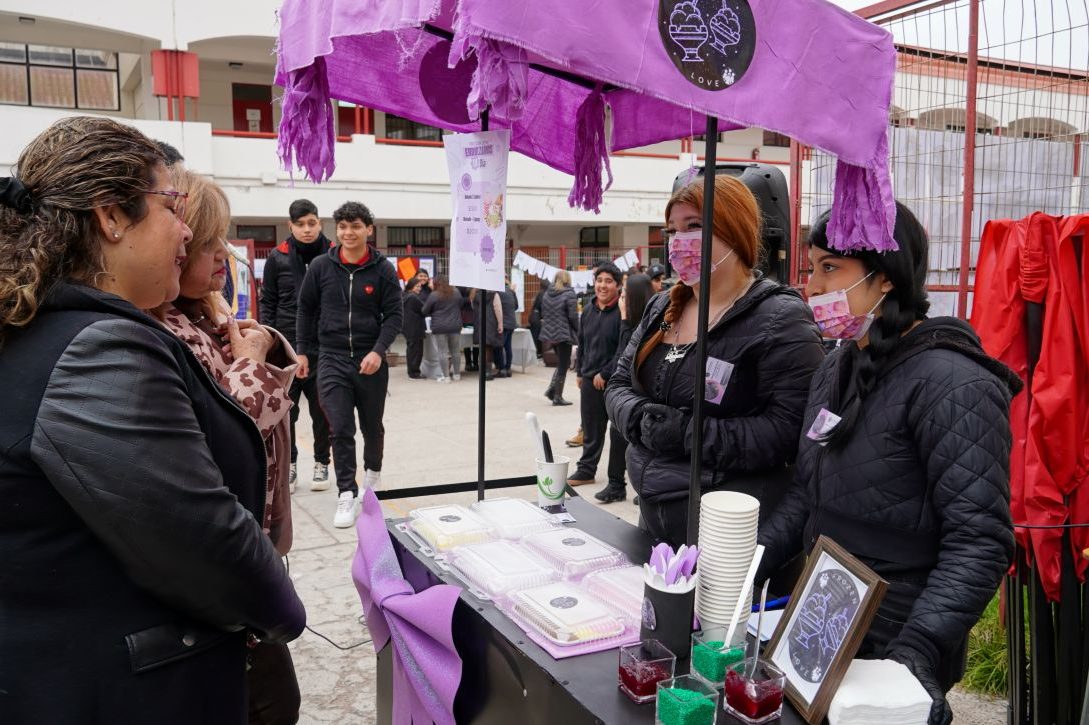 Estudiantes de Liceo Ignacio Carrera Pinto de La Serena exponen sus proyectos y emprendimientos