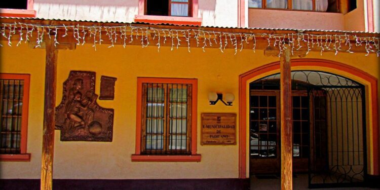 Pareja de funcionaria que denunció a Alcalde de Paihuano, demandó al municipio por más 80 millones