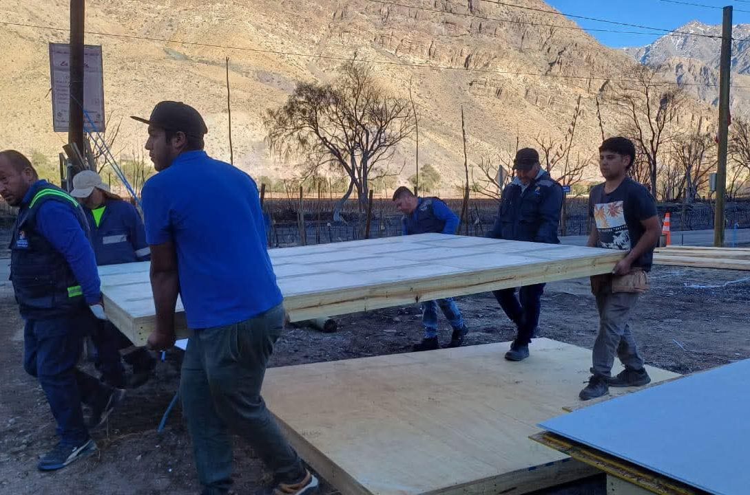 A menos de una semana del incendio, llegan las casas de emergencia a Paihuano