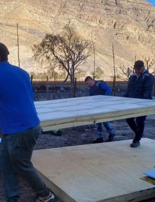 A menos de una semana del incendio, llegan las casas de emergencia a Paihuano