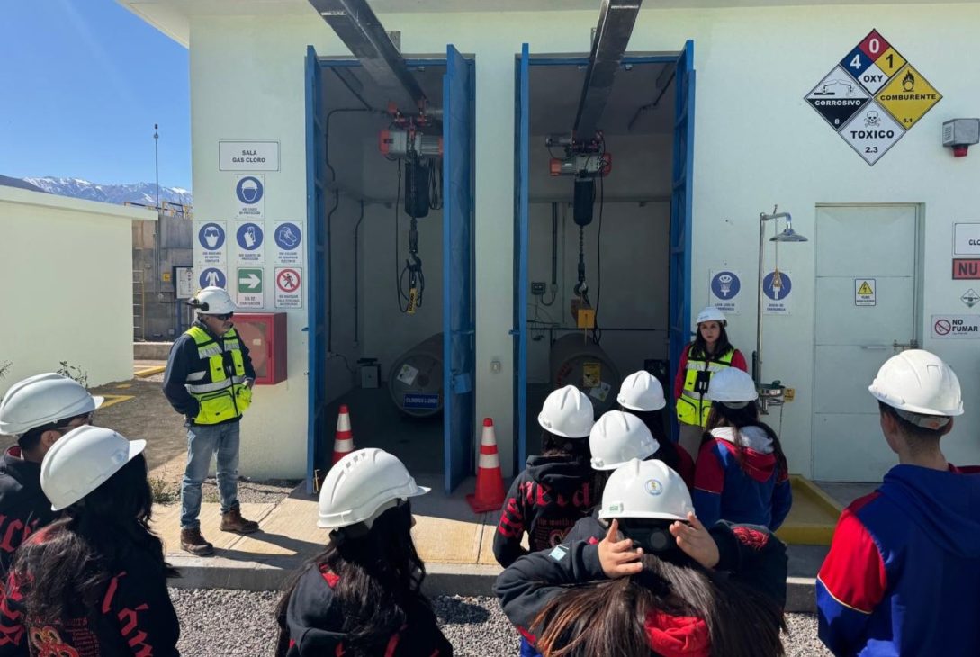 Alumnos de Colegio Saint Mary realizan visita a planta de Aguas del Valle en Vicuña