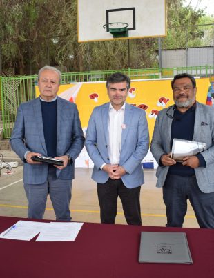 Colegio Antonio Varas de Vicuña dona equipos computacionales a Liceo de Coquimbo