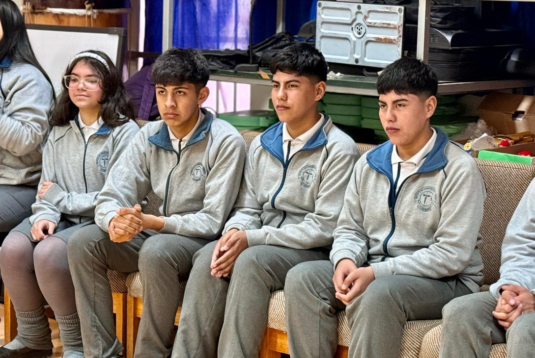 Estudiantes fortalecen sus competencias digitales y ciudadanas en conversatorio intergeneracional en Coquimbo