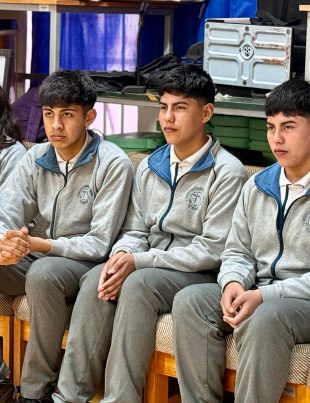 Estudiantes fortalecen sus competencias digitales y ciudadanas en conversatorio intergeneracional en Coquimbo