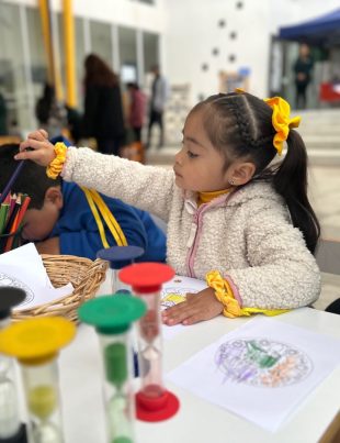 Autoridades de Educación lanzan campaña de postulación 2026 destacando la asistencia como clave para el desarrollo integral de niños y niñas