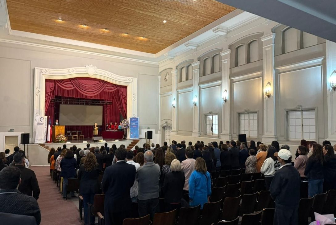 Distinguen a docentes con más de 30 años de trayectoria en La Serena