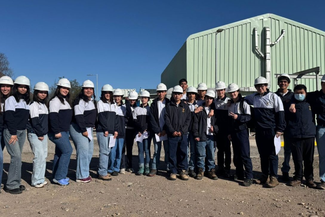 Estudiantes de enseñanza media conocen procesos de producción y tratamiento de Aguas del Valle