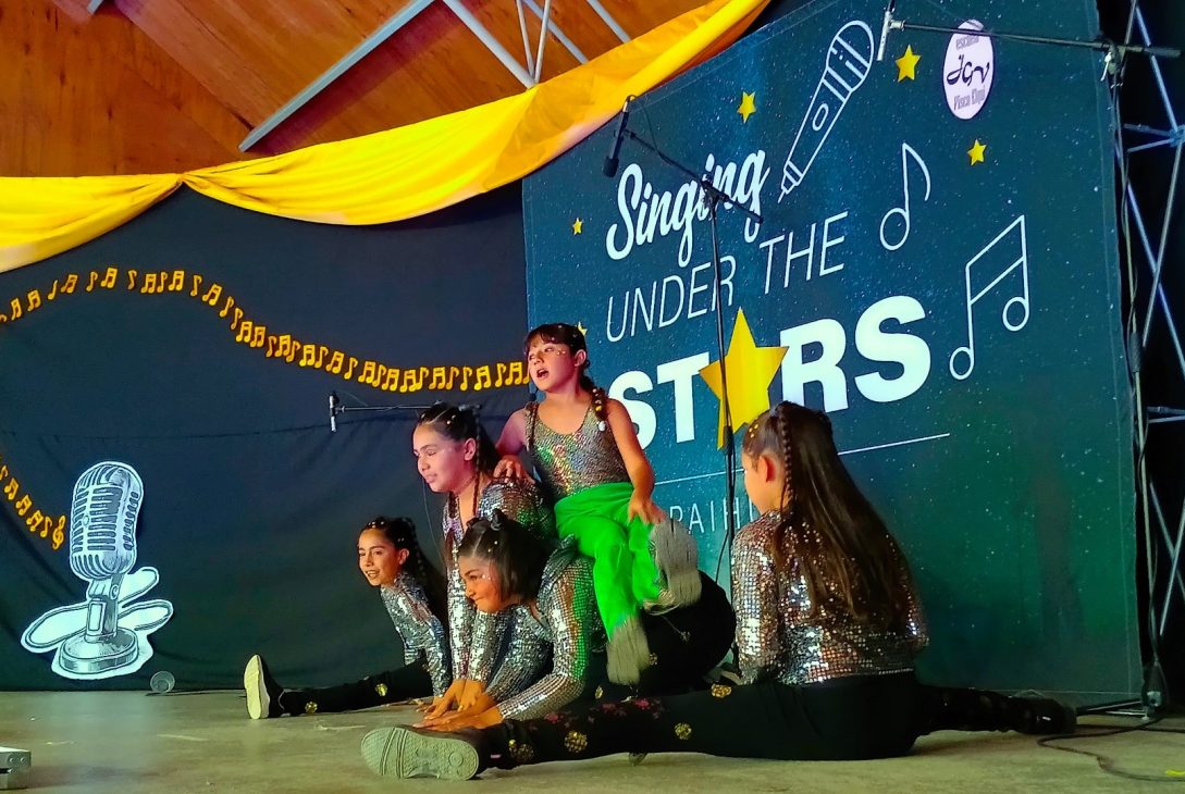 Emoción y Talento en Pisco Elqui: Niños de Paihuano Demuestran que el Inglés se Aprende Cantando