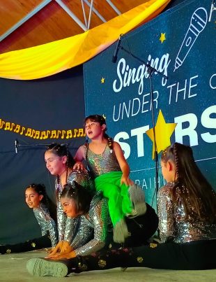 Emoción y Talento en Pisco Elqui: Niños de Paihuano Demuestran que el Inglés se Aprende Cantando