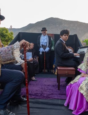 Socios y socias del Centro Cultural Santa Rosa Alto de Salamanca preparan los últimos detalles para recibir por primera vez a doña Matilde Salamanca en la Plaza de la ciudad