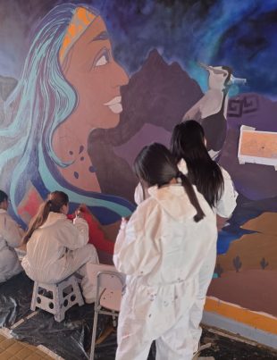 Estudiantes del Valle de Elqui realizan mural en homenaje a Gabriela Mistral en Vicuña