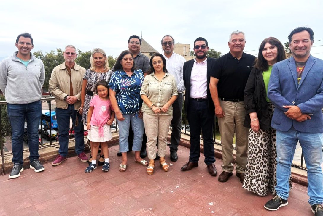 Docente ganador del Global Teacher Prize Chile 2025 compartió experiencia de innovación con equipos técnicos de la Seremi de Educación