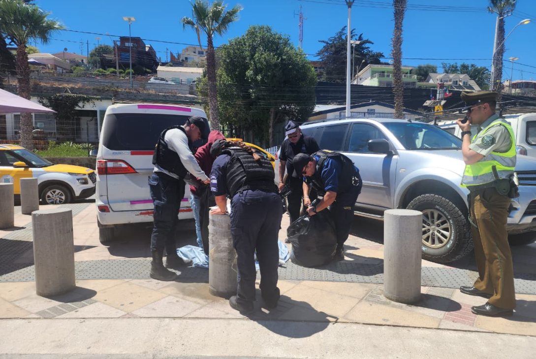 “Operativo Costanera” DISEP, Armada y Carabineros fiscalizan e incautan más de 900 productos de comercio ilegal instalados en el borde costero de Tongoy