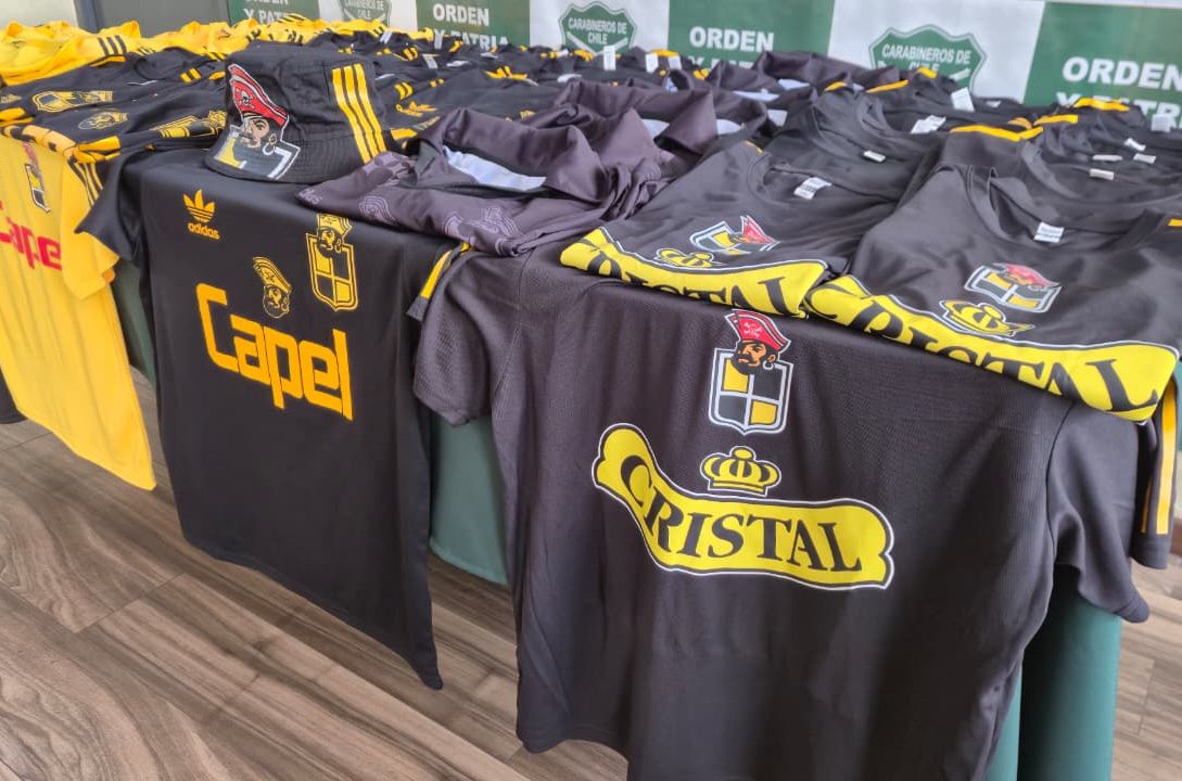 Piratearon al pirata Carabineros decomisa casi un centenar de camisetas falsas de Coquimbo Unido