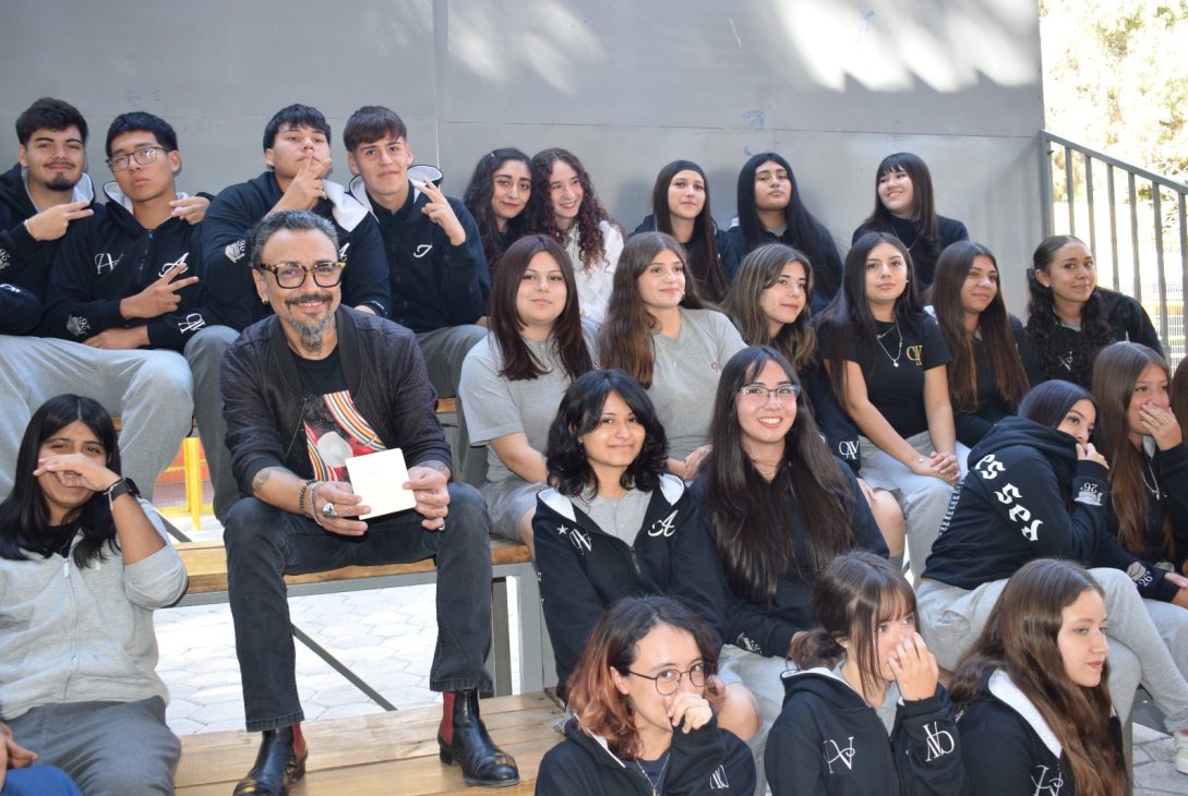 Líder de Lucybell relata su experiencia como músico a estudiantes del Colegio Antonio Varas de Vicuña