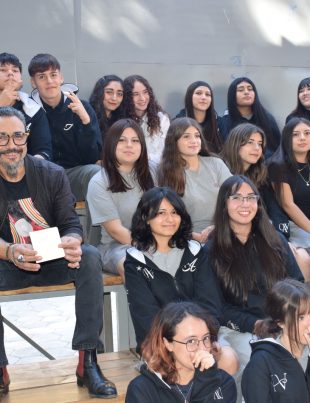 Líder de Lucybell relata su experiencia como músico a estudiantes del Colegio Antonio Varas de Vicuña