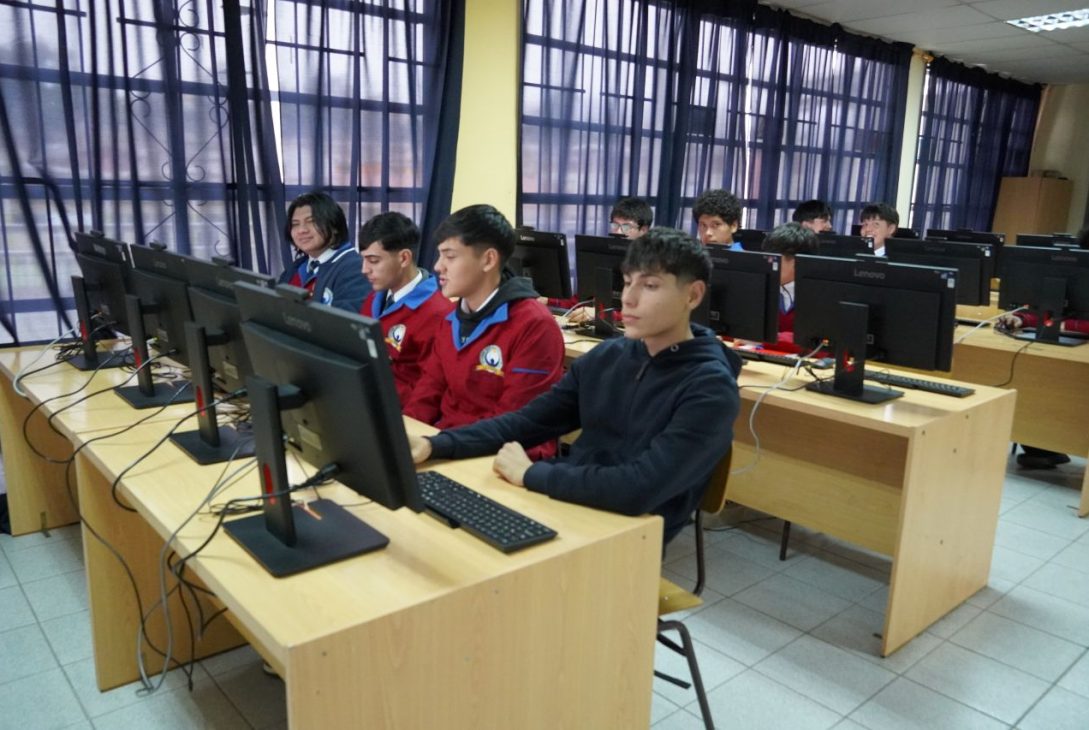 Estudiantes de Liceo TP Juan Bautista De La Salle reciben modernos computadores de SLEP Elqui