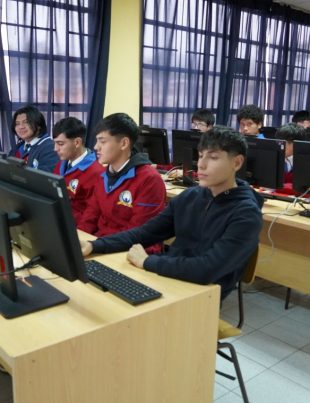Estudiantes de Liceo TP Juan Bautista De La Salle reciben modernos computadores de SLEP Elqui